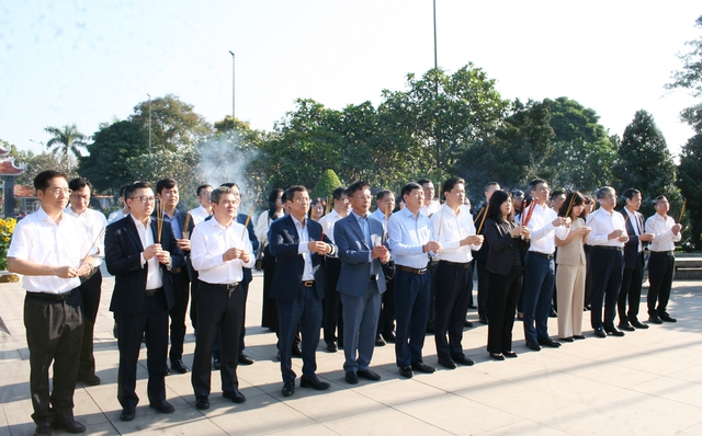 Lãnh đạo Bộ Y tế dâng hương tưởng niệm, tri ân các anh hùng liệt sĩ tại TPHCM- Ảnh 4. Lãnh đạo Bộ Y tế dâng hương tưởng niệm, tri ân các anh hùng liệt sĩ tại TPHCM- Ảnh 4.