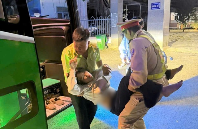 CSGT dùng xe đặc chủng dẫn đường đưa nữ hành khách bị co giật đi cấp cứu- Ảnh 1.