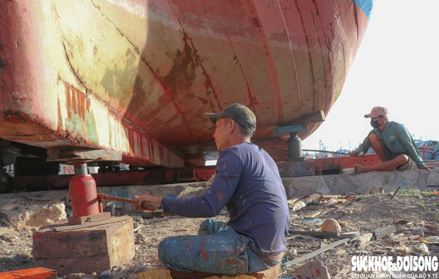 Thay 'áo mới' cho tàu cá đón Tết, gửi trọn kỳ vọng mùa biển mới- Ảnh 2.