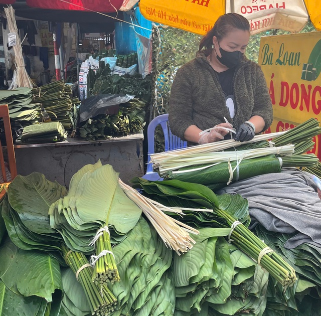 Chợ lá dong tại Hà Nội 'nhuộm xanh' những ngày giáp Tết- Ảnh 4.