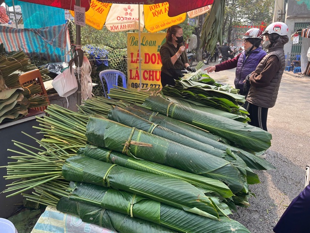 Chợ lá dong tại Hà Nội 'nhuộm xanh' những ngày giáp Tết- Ảnh 1.