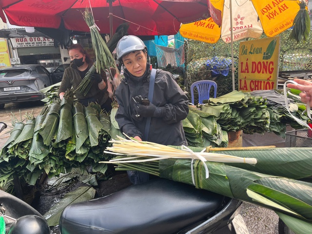 Chợ lá dong tại Hà Nội 'nhuộm xanh' những ngày giáp Tết- Ảnh 5.