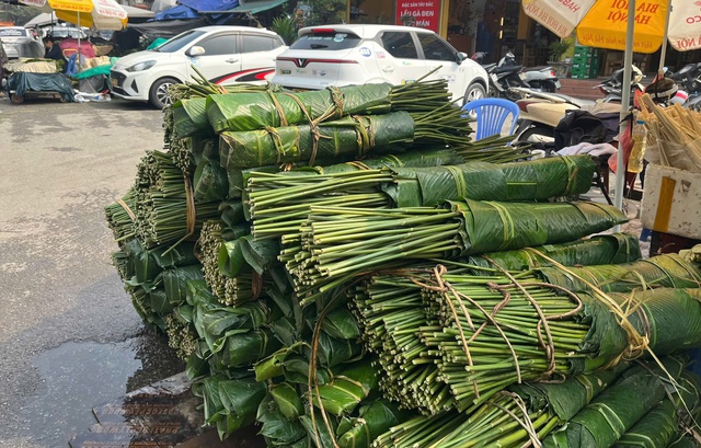 Chợ lá dong tại Hà Nội 'nhuộm xanh' những ngày giáp Tết- Ảnh 3.