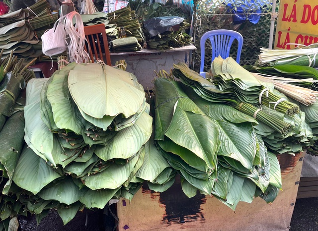 Chợ lá dong tại Hà Nội 'nhuộm xanh' những ngày giáp Tết- Ảnh 8.