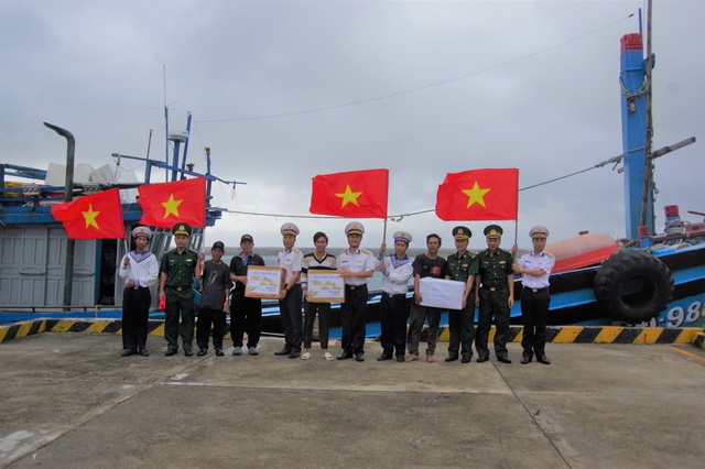 Đảo Trường Sa trao quà Tết cho ngư dân tàu cá Gia Lai- Ảnh 1.