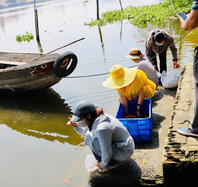 Người TPHCM thuê ghe ra giữa sông để thả cá, tiễn ông Công, ông Táo- Ảnh 3.