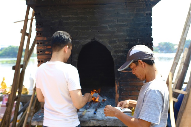 Người TPHCM thuê ghe ra giữa sông để thả cá, tiễn ông Công, ông Táo- Ảnh 10.