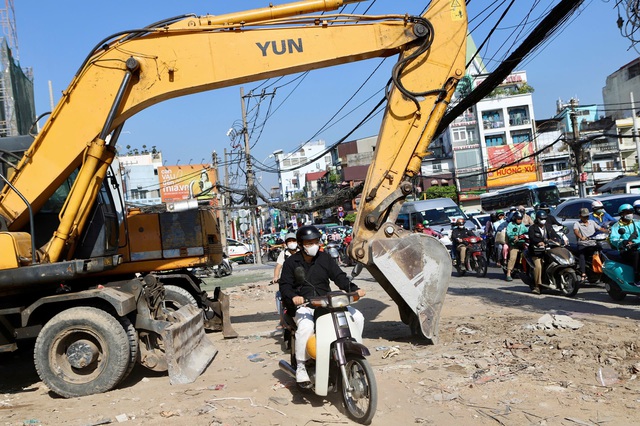 Cận Tết, các tuyến đường TPHCM kẹt cứng, người dân chật vật di chuyển- Ảnh 10.