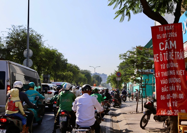 Cận Tết, các tuyến đường TPHCM kẹt cứng, người dân chật vật di chuyển- Ảnh 11.