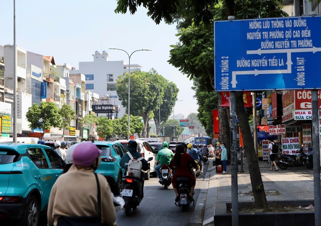 Cận Tết, các tuyến đường TPHCM kẹt cứng, người dân chật vật di chuyển- Ảnh 12.