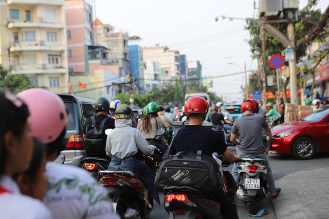 Cận Tết, các tuyến đường TPHCM kẹt cứng, người dân chật vật di chuyển- Ảnh 13.