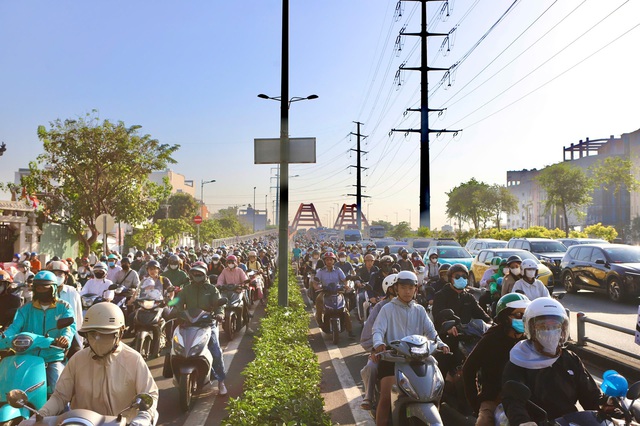 Cận Tết, các tuyến đường TPHCM kẹt cứng, người dân chật vật di chuyển- Ảnh 2.