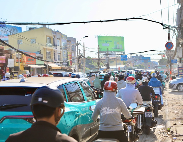 Cận Tết, các tuyến đường TPHCM kẹt cứng, người dân chật vật di chuyển- Ảnh 9.