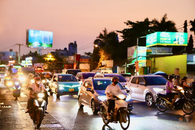 Cận Tết, các tuyến đường TPHCM kẹt cứng, người dân chật vật di chuyển- Ảnh 15.