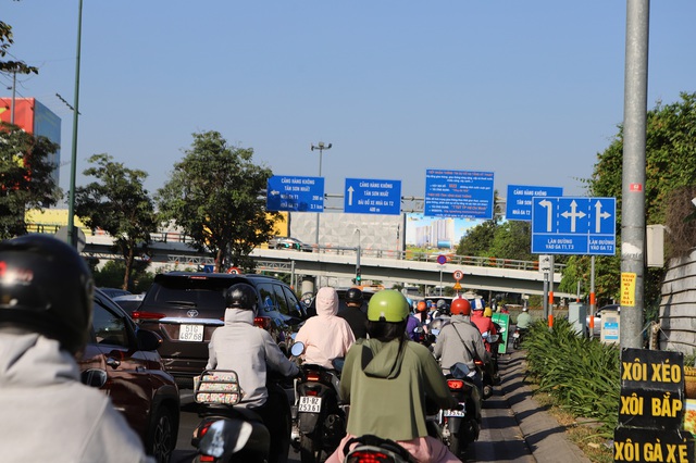 Cách nào giảm kẹt xe quanh sân bay Tân Sơn Nhất dịp Tết?- Ảnh 2.