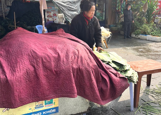 Chợ lá dong tại Hà Nội 'nhuộm xanh' những ngày giáp Tết- Ảnh 7.