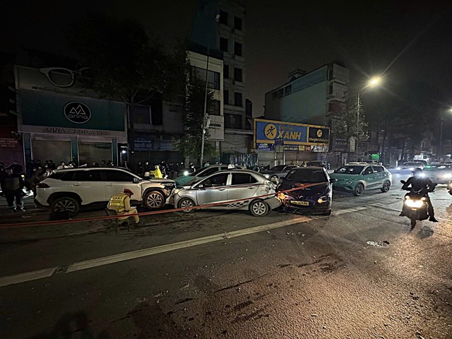 Ô tô đi ngược chiều trong đêm ở Hà Nội, tông liên hoàn 4 xe- Ảnh 2.