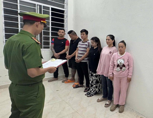 Bắt tạm giam nhóm đối tượng cầm kiếm truy đuổi nhau giữa phố- Ảnh 1.