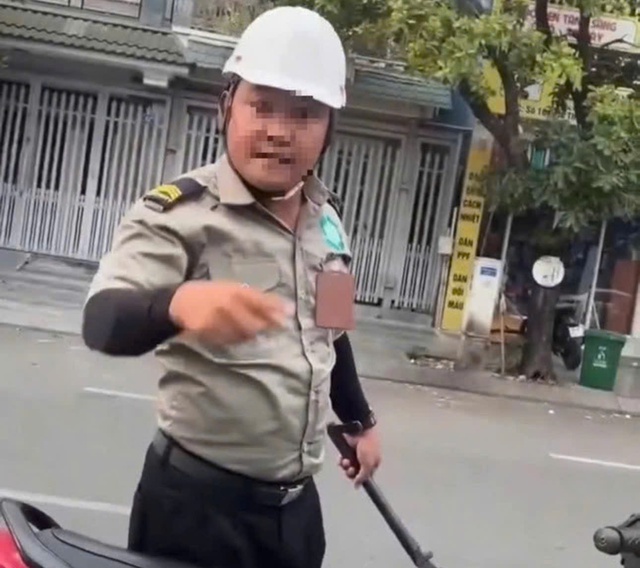 Công an xác minh vụ người đàn ông mặc đồ bảo vệ đe dọa tài xế ô tô ở TPHCM- Ảnh 1.