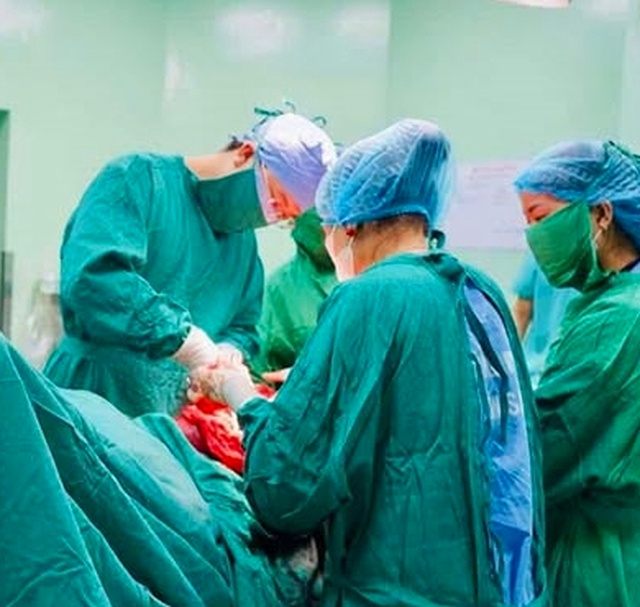 Cứu sống sản phụ rau bong non nguy kịch, bé sơ sinh 700 gram được hồi sức thành công- Ảnh 1.