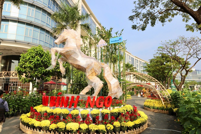 Chưa khai mạc, đường hoa Phú Mỹ Hưng đã hút khách- Ảnh 4.