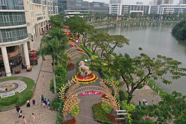 Chưa khai mạc, đường hoa Phú Mỹ Hưng đã hút khách- Ảnh 1.