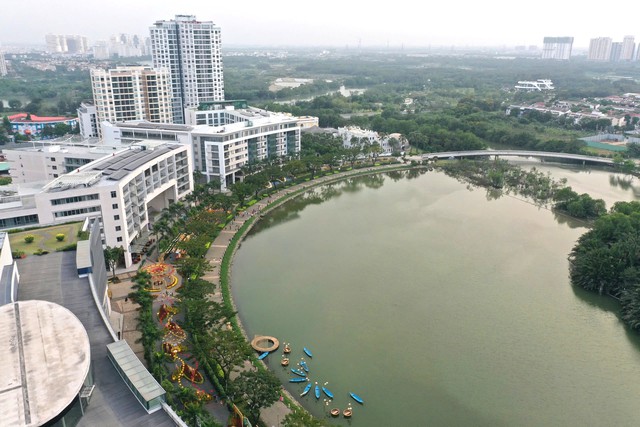 Chưa khai mạc, đường hoa Phú Mỹ Hưng đã hút khách- Ảnh 2.