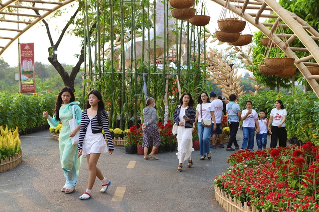 Chưa khai mạc, đường hoa Phú Mỹ Hưng đã hút khách- Ảnh 3.