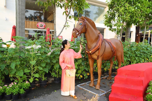 Chưa khai mạc, đường hoa Phú Mỹ Hưng đã hút khách- Ảnh 5.
