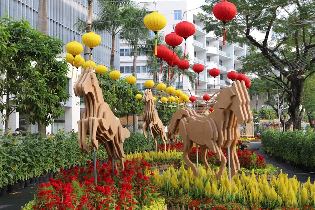 Chưa khai mạc, đường hoa Phú Mỹ Hưng đã hút khách- Ảnh 6.