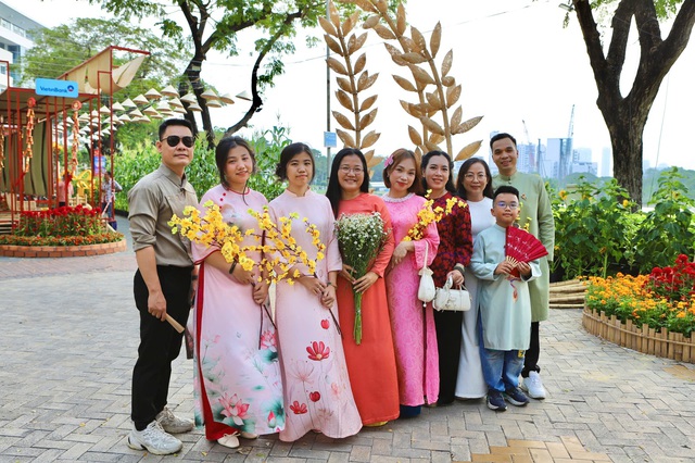 Chưa khai mạc, đường hoa Phú Mỹ Hưng đã hút khách- Ảnh 8.