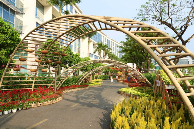 Chưa khai mạc, đường hoa Phú Mỹ Hưng đã hút khách- Ảnh 9.