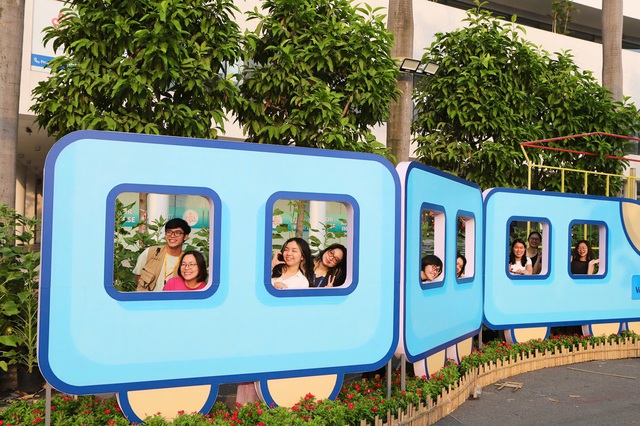 Chưa khai mạc, đường hoa Phú Mỹ Hưng đã hút khách- Ảnh 10.