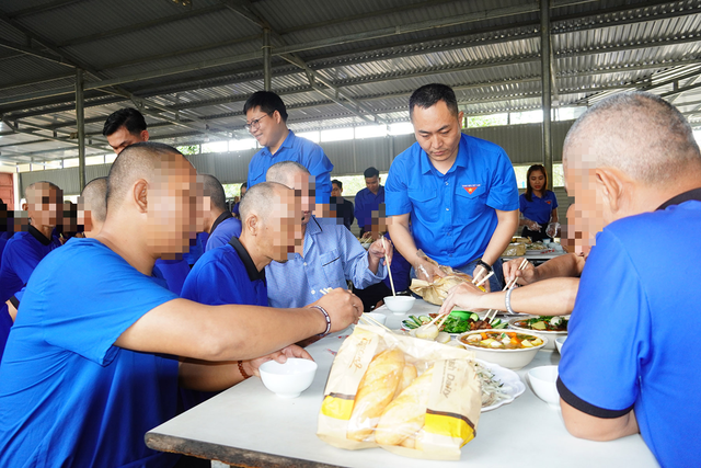 Những bữa tất niên ấm áp cùng Mẹ Việt Nam Anh hùng và các phận đời kém may mắn- Ảnh 4.