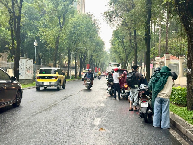 TPHCM mưa trái mùa cận Tết, người dân bất ngờ 
- Ảnh 3.