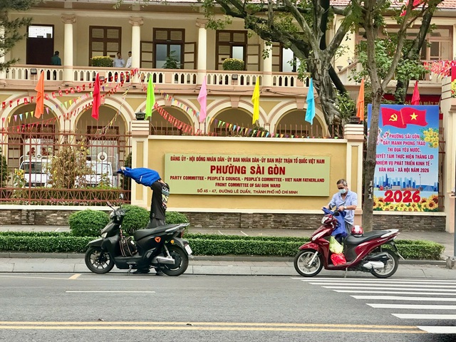 TPHCM mưa trái mùa cận Tết, người dân bất ngờ 
- Ảnh 2.