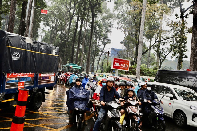 TPHCM mưa trái mùa cận Tết, người dân bất ngờ 
- Ảnh 4.