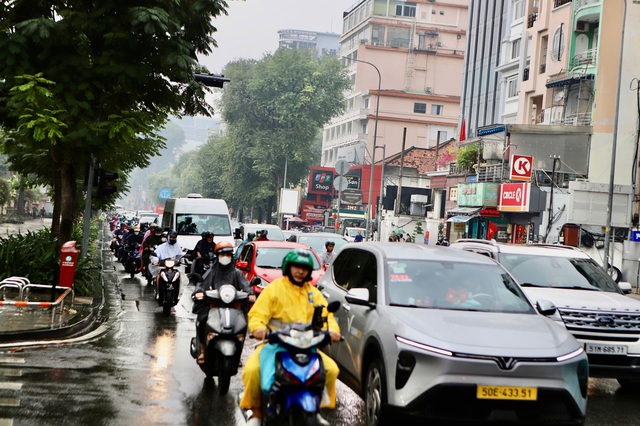 TPHCM mưa trái mùa cận Tết, người dân bất ngờ 
- Ảnh 1.