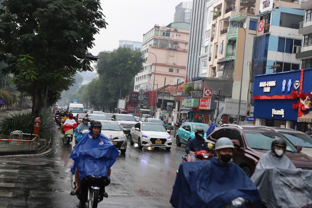 TPHCM mưa trái mùa cận Tết, người dân bất ngờ 
- Ảnh 6.