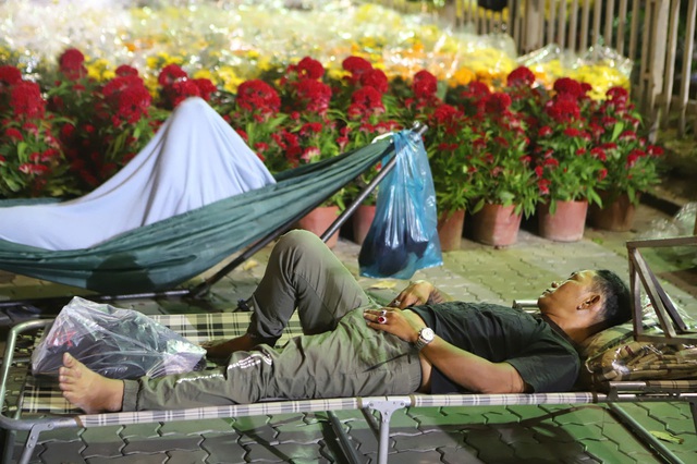 Tiểu thương mắc võng, xuyên đêm canh hoa Tết ở TPHCM- Ảnh 5.