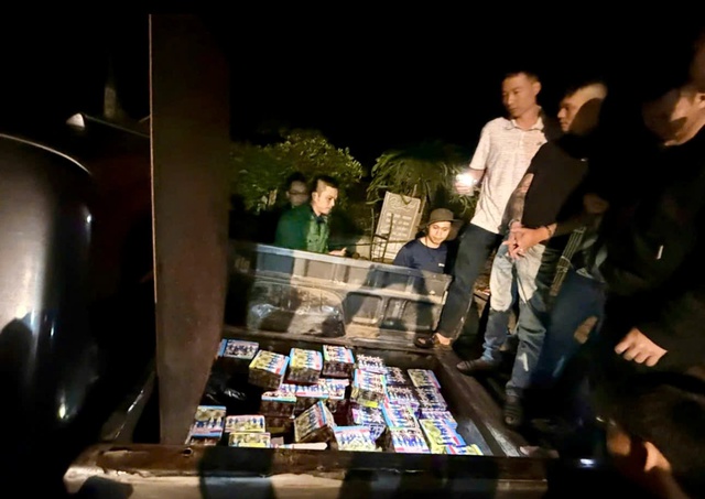 Bắt đối tượng giấu gần 200kg pháo trong hầm tự chế xe ô tô- Ảnh 1.