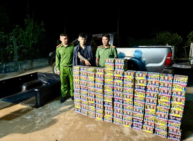 Bắt đối tượng giấu gần 200kg pháo trong hầm tự chế xe ô tô- Ảnh 2.