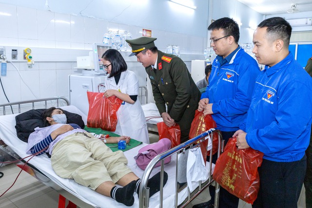 Ủy ban MTTQ Việt Nam tỉnh Nghệ An tặng 100 suất quà Tết cho bệnh nhân nghèo- Ảnh 2.