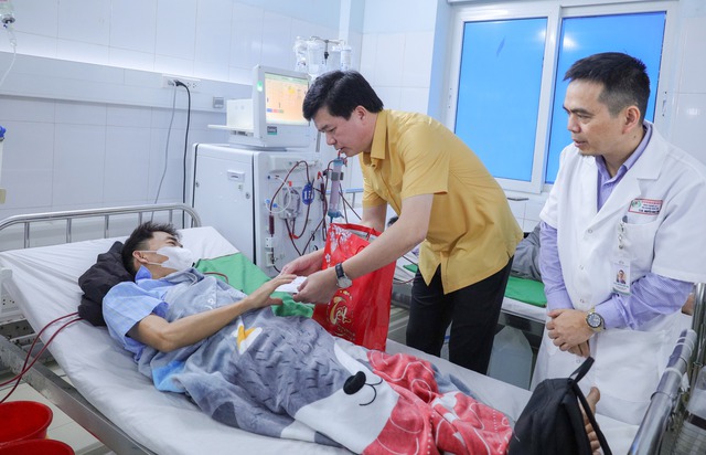 Ủy ban MTTQ Việt Nam tỉnh Nghệ An tặng 100 suất quà Tết cho bệnh nhân nghèo- Ảnh 1.