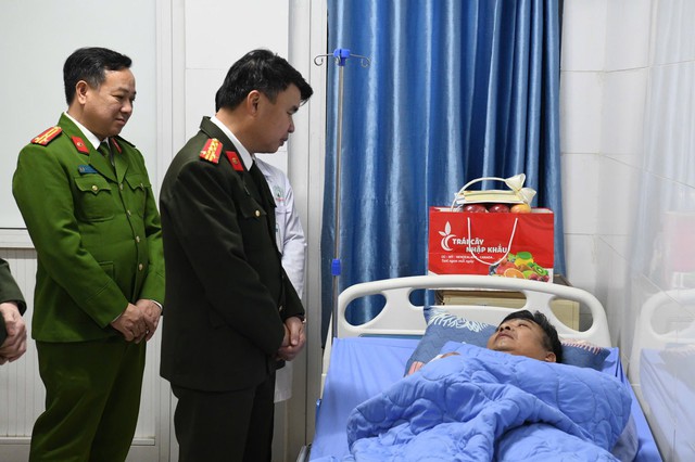 Tổ trưởng Tổ bảo vệ ANTT bị thương khi khống chế đối tượng dùng dao đe dọa- Ảnh 1.