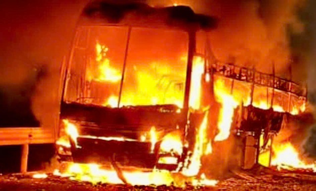 'Bà hỏa' thiêu rụi xe khách, 34 hành khách may mắn thoát nạn- Ảnh 1.