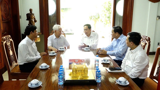 Chủ tịch Quốc hội thăm, chúc Tết các đồng chí nguyên lãnh đạo Đảng, Nhà nước- Ảnh 1.