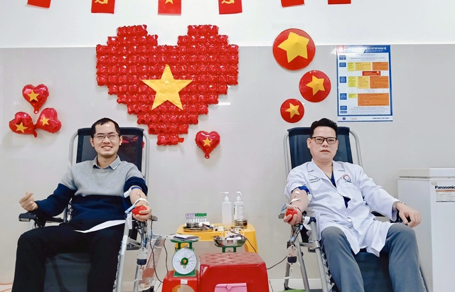 Nguy cơ thiếu máu trong dịp Tết, nhiều cán bộ, nhân viên y tế trao tặng 'giọt hồng' cứu bệnh nhân- Ảnh 4.