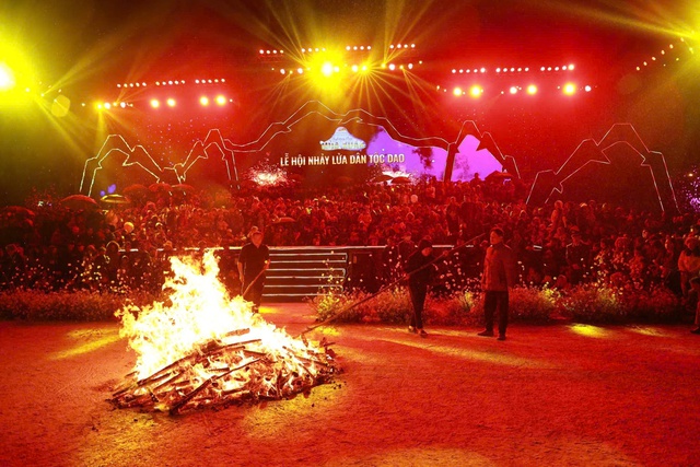 Bước nhảy thiêng của người Dao đỏ đón tổ tiên về ăn Tết- Ảnh 2. Bước nhảy thiêng của người Dao đỏ đón tổ tiên về ăn Tết- Ảnh 2.