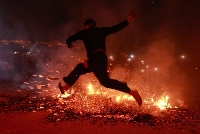 Bước nhảy thiêng của người Dao đỏ đón tổ tiên về ăn Tết- Ảnh 4. Bước nhảy thiêng của người Dao đỏ đón tổ tiên về ăn Tết- Ảnh 4.